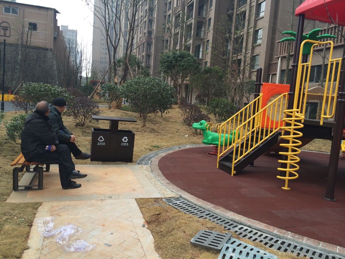 湖南戶外健身器材,長沙兒童游樂設(shè)施,塑膠跑道施工,公園椅垃圾桶